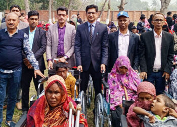 সালাউদ্দিন আলমগীর রাসেল ফাউন্ডেশনের উদ্যোগে হুইলচেয়ার বিতরণ