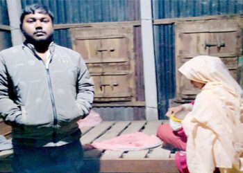 টাঙ্গাইলে পিতৃত্বের এর দাবিতে বাবার বাড়িতে ছেলের অনশন