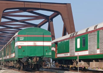 ১২০ কিলোমিটার গতিতে ‘যমুনা রেল সেতুতে’ একযোগে ছুটে চলল দুই ট্রেন