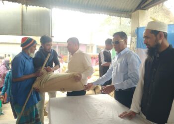 টাঙ্গাইলে দৃষ্টি প্রতিবন্ধীদের মাঝে জি আর চাল বিতরণ