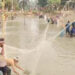 গোপালপুরে অভিনব পন্থায় পুকুরের মাছ শিকার 