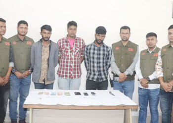 চলন্ত বাসে ডাকাতি ও যৌন নির্যাতনের ঘটনায় তিন জন গ্রেফতার