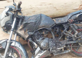 যুবদল নেতাকে কুপিয়ে জখম, মোটরসাইকেল পুড়িয়ে আ.লীগ নেতাকে পুলিশে সোপর্দ 