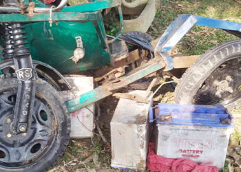 টাঙ্গাইলের মধুপুরে দুর্ঘটনা কবলিত ট্রাক ও অটোরিকশা।