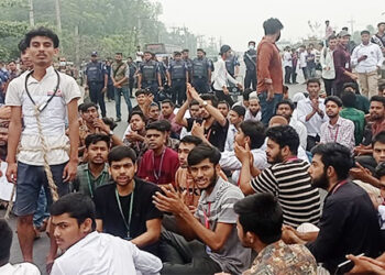 হাইকোর্টের রায়ের প্রতিবাদে ঢাকা-টাঙ্গাইল যমুনা সেতু মহাসড়ক অবরোধ শিক্ষার্থীদের