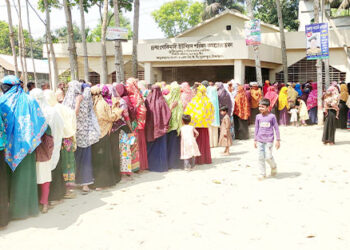 টাঙ্গাইলের ভূঞাপুরে বিনামূল্যের ১০ কেজি চাল সংগ্রহ করছে উপকারভোগীরা।