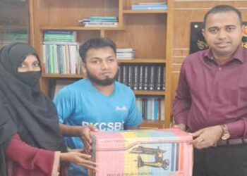 ঘাটাইলে প্রতিবন্ধী দম্পত্তিকে সেলাই মেশিন প্রদান