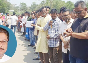 মানসিক ভারসাম্যহীন ব্যক্তিকে লাথি; ইউপি চেয়ারম্যানের অপসারণ দাবিতে কার্যালয়ে তালা ও মানববন্ধন