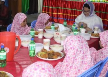 টাঙ্গাইলের জেলা প্রশাসক শরীফা হকের এতিম শিশুদের সঙ্গে ইফতার