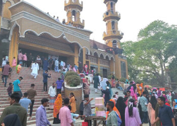 টাঙ্গাইলের বিস্ময়কর ধর্মীয় স্থাপনা ২০১ গম্বুজ মসজিদে দর্শনার্থীদের উপচেপড়া ভীড় 