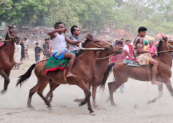 টাঙ্গাইলে ঐতিহ্যবাহী ঘোড়দৌড় ও গ্রামীন বিভিন্ন প্রতিযোগিতা অনুষ্ঠিত, উৎসবে মাতল হাজারও মানুষ