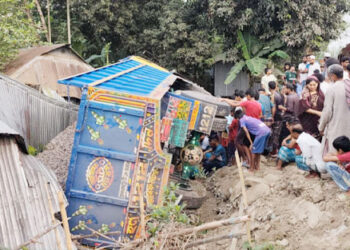 ভূঞাপুরে পাথরবোঝাই ট্রাক উল্টে বাড়ির উপর, নিহত ১