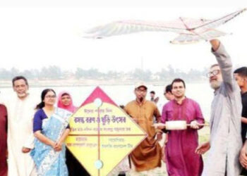 আবহমান গ্রাম-বাংলা থেকে হারাতে বসেছে শৈশবের চিরচেনা ঘুড়ি উড়ানো উৎসব