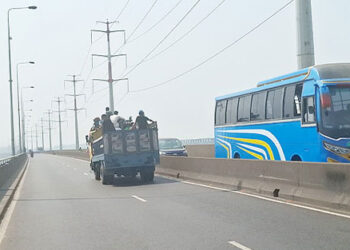 ঈদের দ্বিতীয় দিন ফাঁকা রাস্তায়ও ট্রাক-পিকআপভ্যানে বাড়ি যাচ্ছেন মানুষ