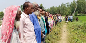 টাঙ্গাইলে প্রতারণার মাধ্যমে অস্ত্রের মুখে জিম্মি করে জমি দফলের প্রতিবাদে টাঙ্গাইলে মানববন্ধন