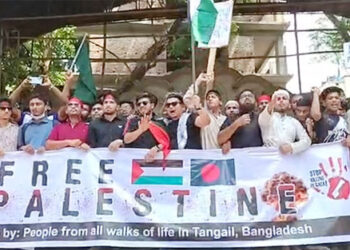 টাঙ্গাইলে প্রতারণার মাধ্যমে অস্ত্রের মুখে জিম্মি করে জমি দখলের প্রতিবাদে টাঙ্গাইলে মানববন্ধন