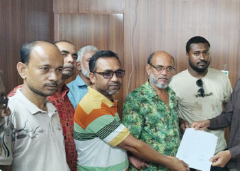 গোপালপুরে চাঁদাবাজিতে অতিষ্ঠ ব্যয়সায়ীদের স্মারকলিপি প্রদান