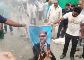 বিএনপির ভাইস চেয়ারম্যান অ্যাডভোকেট আহমেদ আযম খানের কুশপুত্তলিকা দাহ