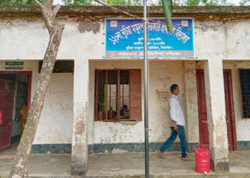 ঘাটাইলে ঝুঁঁকিপূর্ণ ভবনে চলছে শিক্ষার্থীদের ক্লাস!