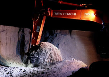 কুষ্টিয়ায় নদীতে সাগরচুরি অবৈধভাবে বালু তুলে বছরে লোপাট দুইশ কোটি