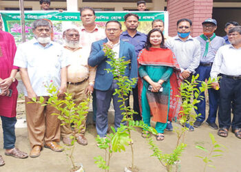 মধুপুরে একযোগে ১১০টি সরকারি প্রাথমিক বিদ্যালয়ে বৃক্ষরোপণ কর্মসূচির উদ্বোধন 