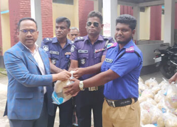 মধুপুর থানার উদ্দ্যোগে গ্রাম পুলিশদের  মাঝে ঈদ সামগ্রী  বিতরণ