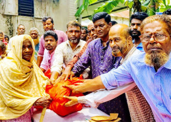 গোপালপুরে বিএনপি নেতার ঈদ উপহার ও নগদ অর্থ বিতরণ