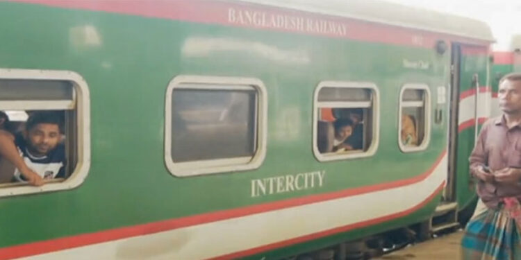 ঈদযাত্রার চতুর্থ দিন: সকাল থেকে ছেড়েছে ১০টি ট্রেন