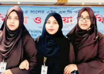 সখীপুরে একসঙ্গে এইচএসসি পরীক্ষা দিচ্ছেন তিন বোন