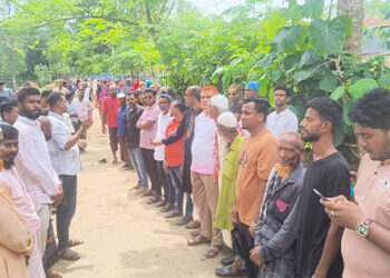 সখীপুরে কৃষকের কলাবাগান কেটে চারা রোপন করায় বন বিভাগের বিরুদ্ধে মানববন্ধন 