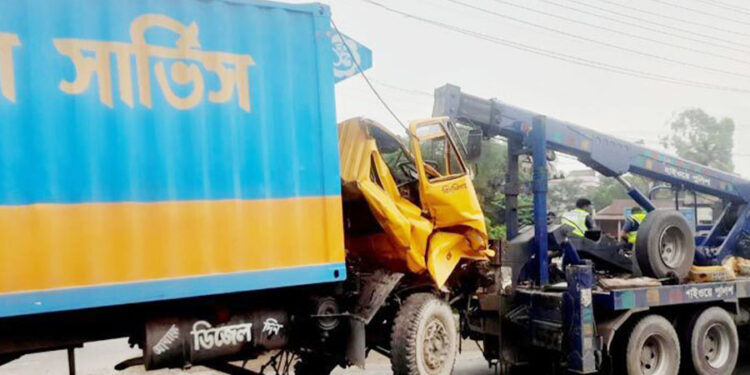 মির্জাপুরে দাঁড়িয়ে থাকা ট্রাকে কাভার্ডভ্যানের ধাক্কা, চালক নিহত