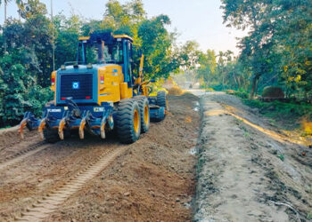 আঞ্চলিক মহাসড়ক নির্মাণ কাজে ঠিকাদারের গাফলতিতে চরম ভোগান্তি