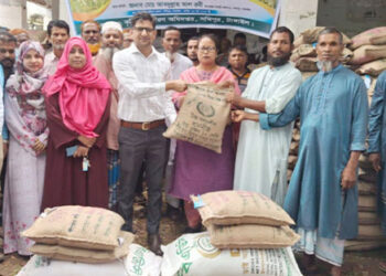 সখীপুরে বিনামূল্যে রোপা আমন ধানের বীজ ও সার বিতরণ