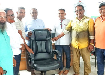 গোপালপুর প্রেসক্লাবকে রিভলভিং চেয়ার উপহার 
