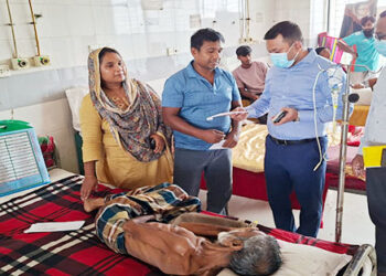 দেলদুয়ারে ভুল রক্ত পুশ করায় মুমূর্ষু রোগী’র পাশে দাড়ালেন ইউএনও