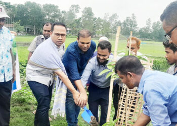 টাঙ্গাইলের মধুপুরে উপজেলা প্রশাসনের উদ্যোগে বৃক্ষ রোপণ অভিযান