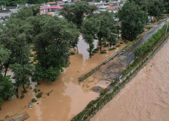 বন্যায় বেইজিংয়ের রাস্তাগুলো পরিণত হয়েছে নদীতে