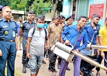 টাঙ্গাইল কারাগারের বন্দিরা মশা মারছে- করছে অঙিনা পরিষ্কার