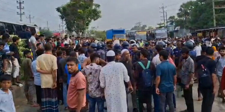 গাজীপুরে ঢাকা-ময়মনসিংহ মহাসড়ক অবরোধ শ্রমিকদের ধাওয়া-পাল্টাধাওয়া