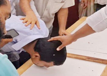 মেয়ের কফিনে বাবার চুমু , অশ্রুসিক্ত নয়নে শেষ বিদায়