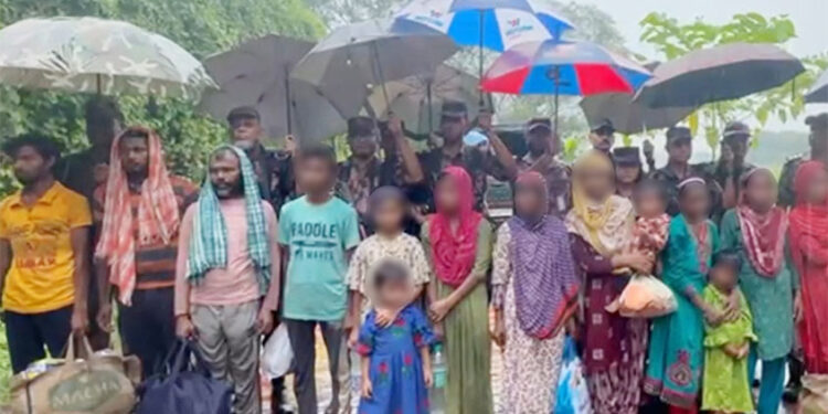 দর্শনা সীমান্ত দিয়ে ১৫ বাংলাদেশিকে হস্তান্তর করলো বিএসএফ