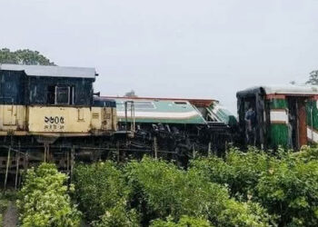 লালমনিরহাটে দুই ট্রেনের সংঘর্ষ ২টি বগি লাইনচ্যুত