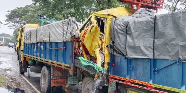নাটোরে ট্রাকের পেছনে আরেক ট্রাকের ধাক্কায় নি"হ"ত ১