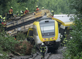 জার্মানিতে ট্রেন লাইনচ্যুত হয়ে নি"হ"ত ৩