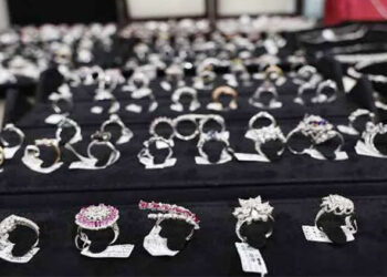 বাংলাদেশি যাত্রীর সঙ্গে ভুলে চলে গেল ৩ কোটির হীরা উদ্ধার করলো দুবাই পুলিশ