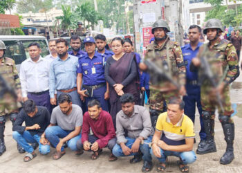 ভ্রাম্যমান আদালতের মাধ্যমে টাঙ্গাইল সদর হাসপাতাল চত্বর থেকে দালাল চক্রের ০৫ সদস্য আটক