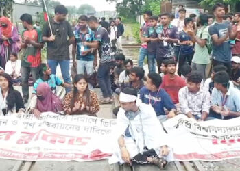 সিরাজগঞ্জে রেল অবরোধ বিচ্ছিন্ন রাজধানী ও উত্তরবঙ্গের রেল যোগাযোগ
