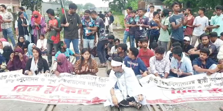 সিরাজগঞ্জে রেল অবরোধ বিচ্ছিন্ন রাজধানী ও উত্তরবঙ্গের রেল যোগাযোগ