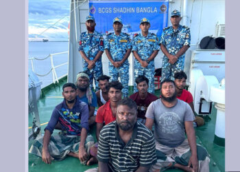 সমুদ্রে ফেলে দেওয়া বোটে আটকা ৮ জেলে উদ্ধার