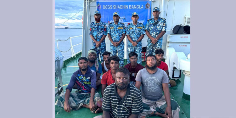 সমুদ্রে ফেলে দেওয়া বোটে আটকা ৮ জেলে উদ্ধার